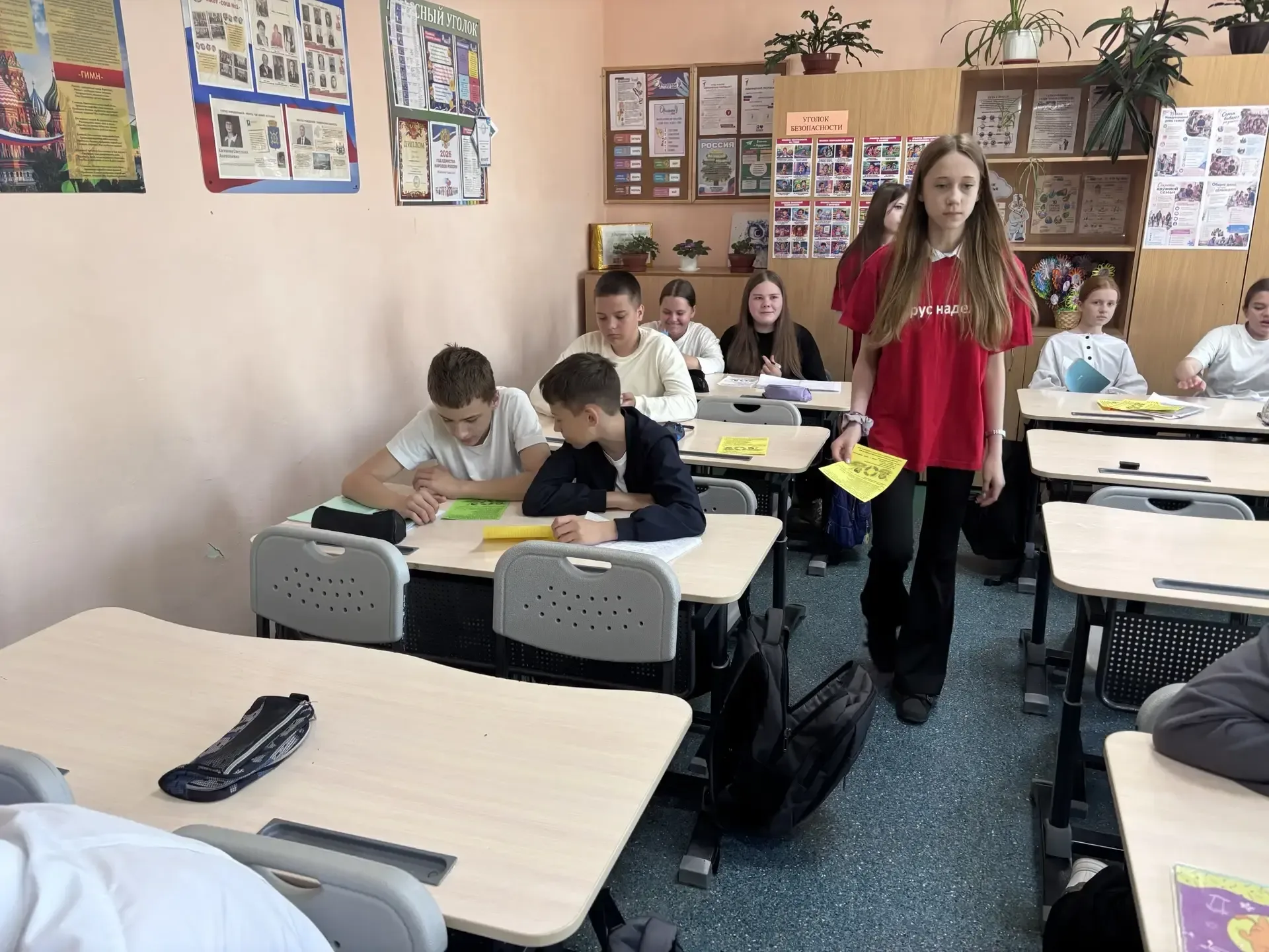 ✨ Безопасность на воде — в центре внимания! ✨  Сегодня участники школьного волонтёрского отряда "Пар
