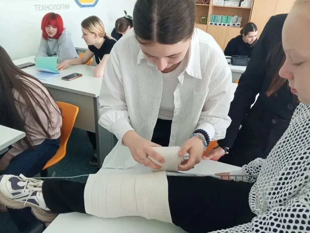 В течение трёх дней ученицы  восьмых классов МАОУ СОШ №1 осваивали навыки оказания первой помощи. 🩹 