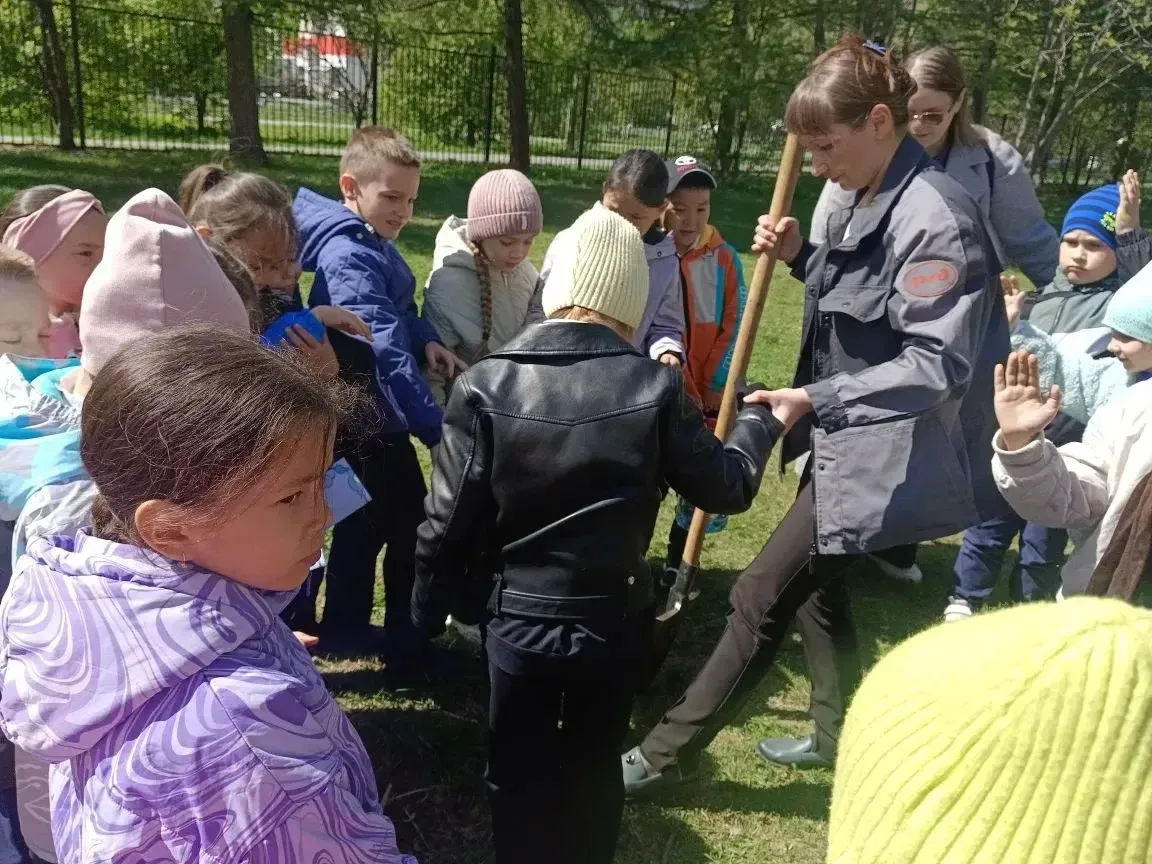 Растим лес и добрые традиции! 🌞  День 12 мая в 1 «Д» выдался по-особенному солнечным. А всё потому, 