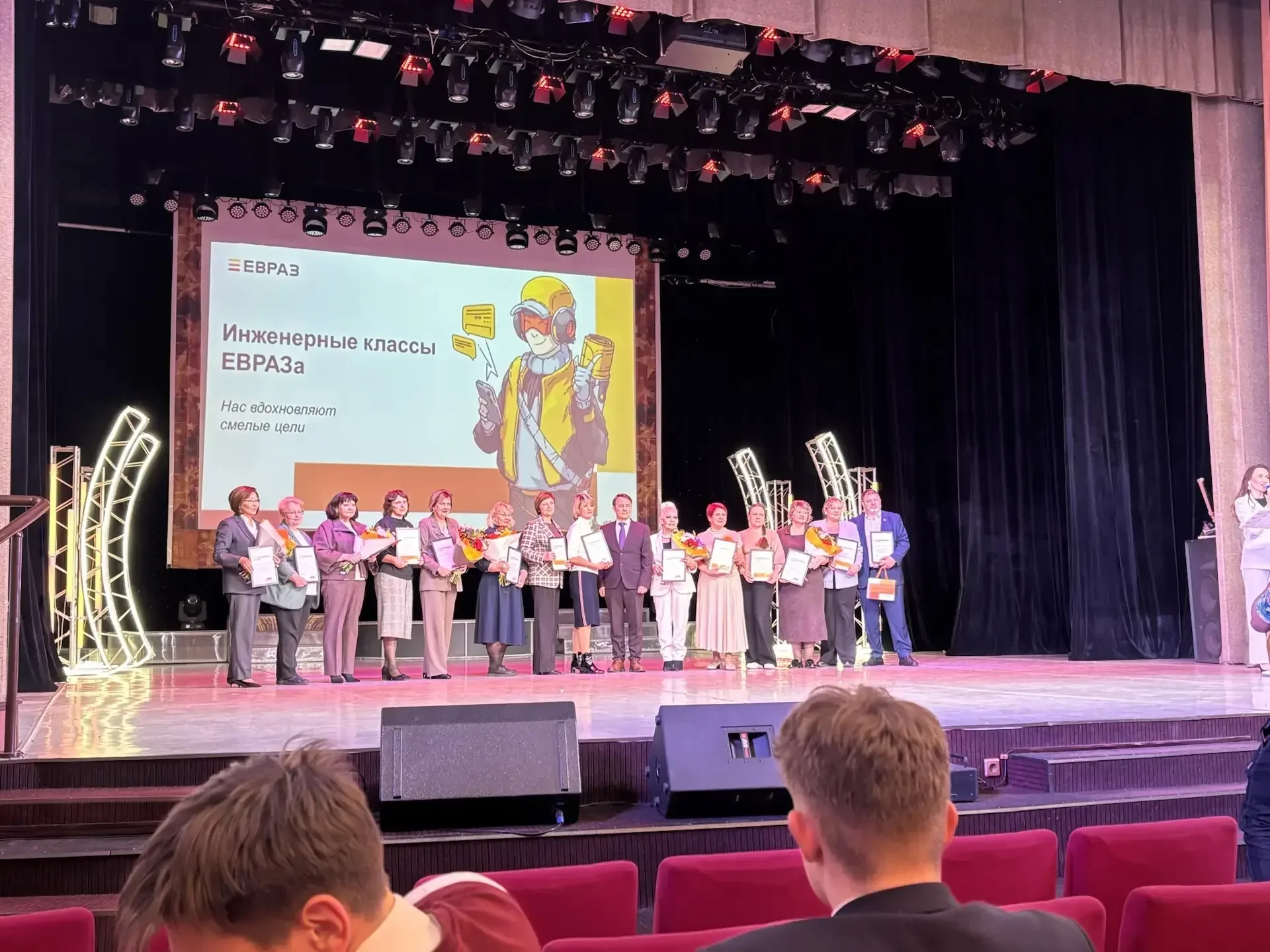 🚀 Инженерный 10Б на финише года: «Нас вдохновляют смелые цели»  Ученики инженерного 10Б класса стали