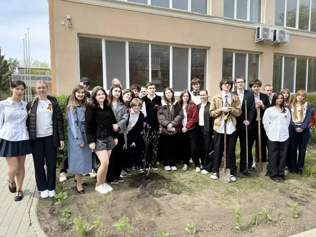 У каждого поколения выпускников свой след в истории школы. Наши одиннадцатиклассники решили оставить