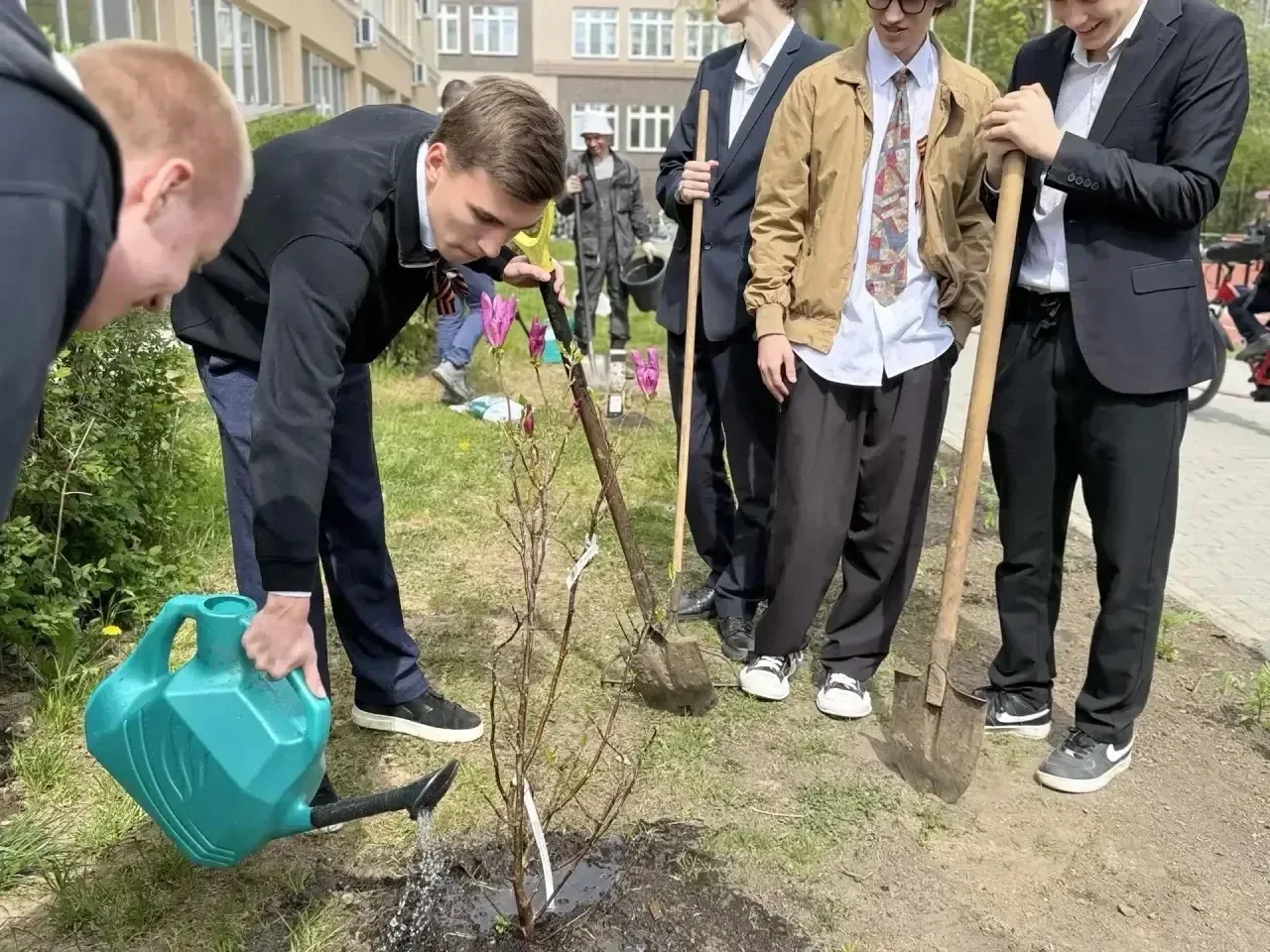 У каждого поколения выпускников свой след в истории школы. Наши одиннадцатиклассники решили оставить