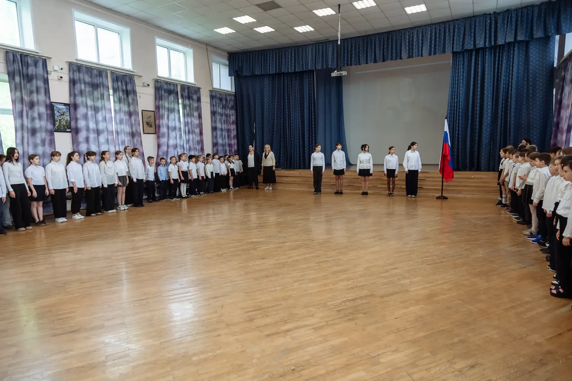 🇷🇺 18 мая в здании «Аннино» прошла церемония установки Государственного флага Российской Федерации. 