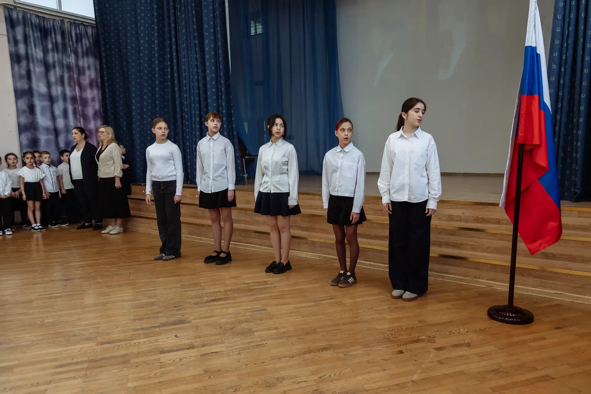 🇷🇺 18 мая в здании «Аннино» прошла церемония установки Государственного флага Российской Федерации. 