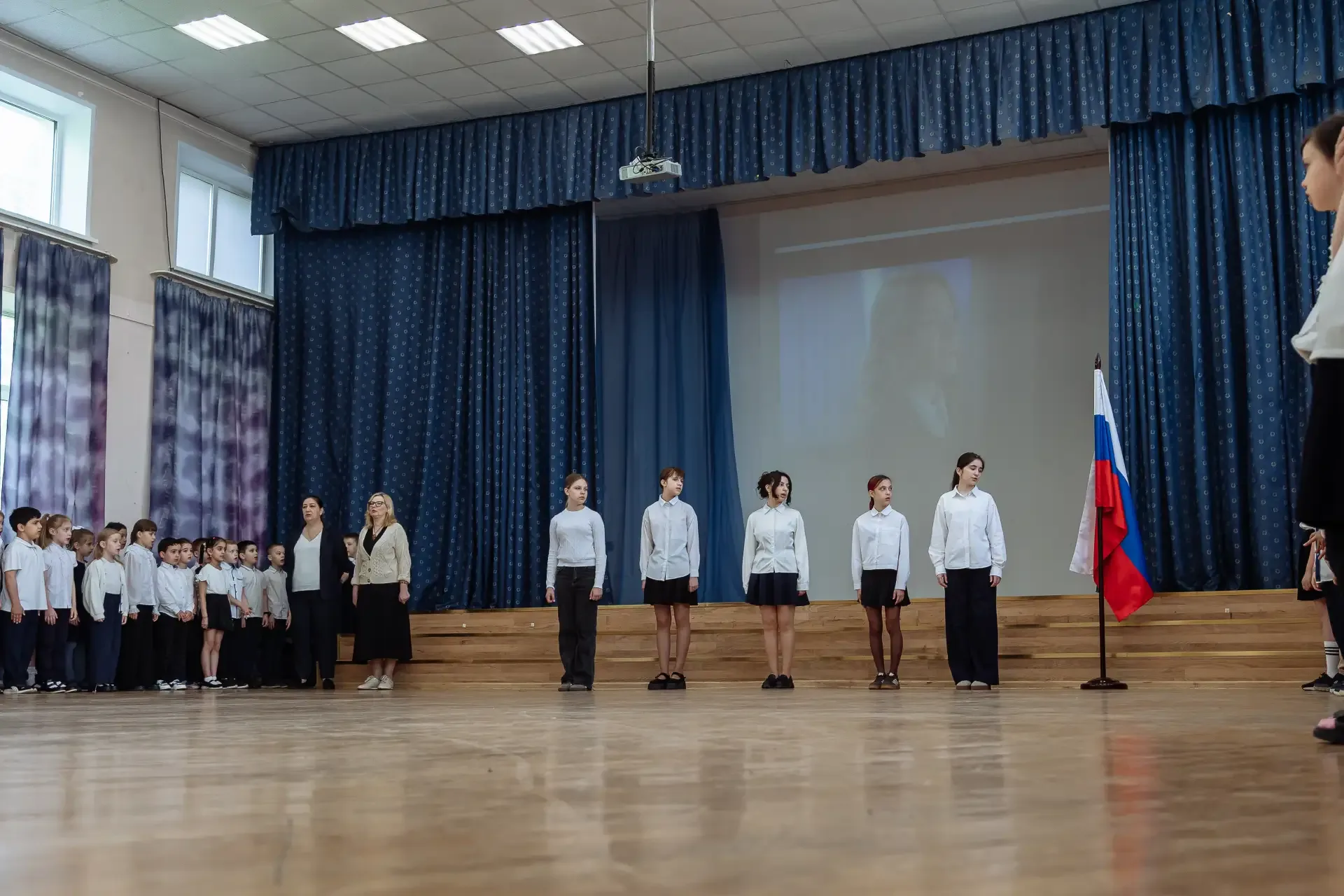 🇷🇺 18 мая в здании «Аннино» прошла церемония установки Государственного флага Российской Федерации. 