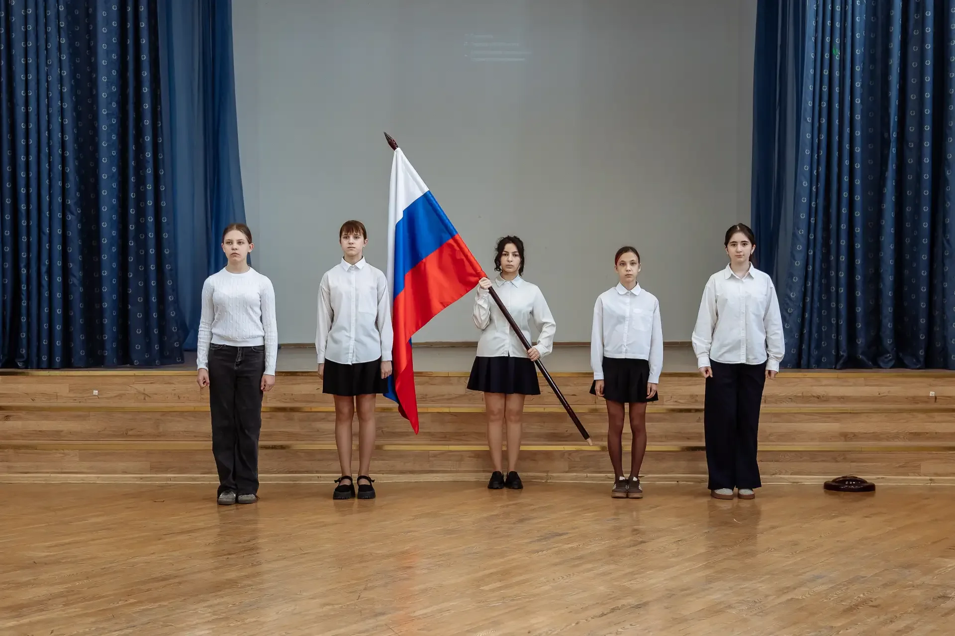 🇷🇺 18 мая в здании «Аннино» прошла церемония установки Государственного флага Российской Федерации. 