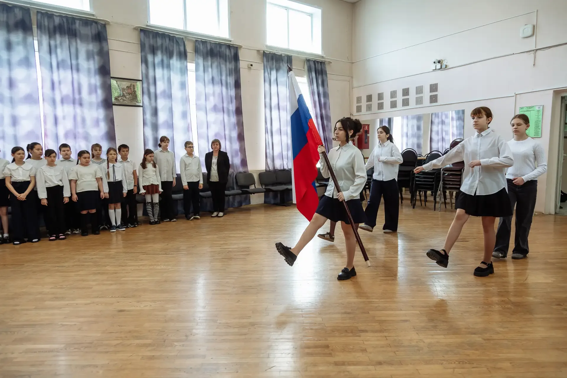 🇷🇺 18 мая в здании «Аннино» прошла церемония установки Государственного флага Российской Федерации. 