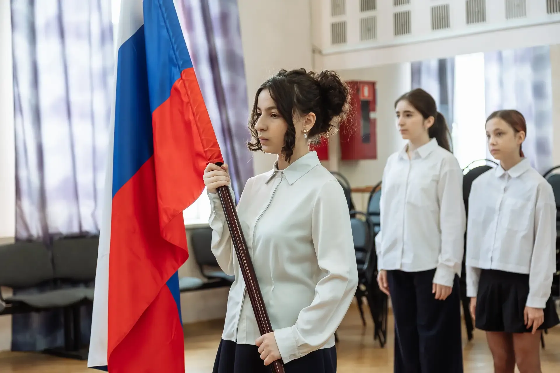 🇷🇺 18 мая в здании «Аннино» прошла церемония установки Государственного флага Российской Федерации. 