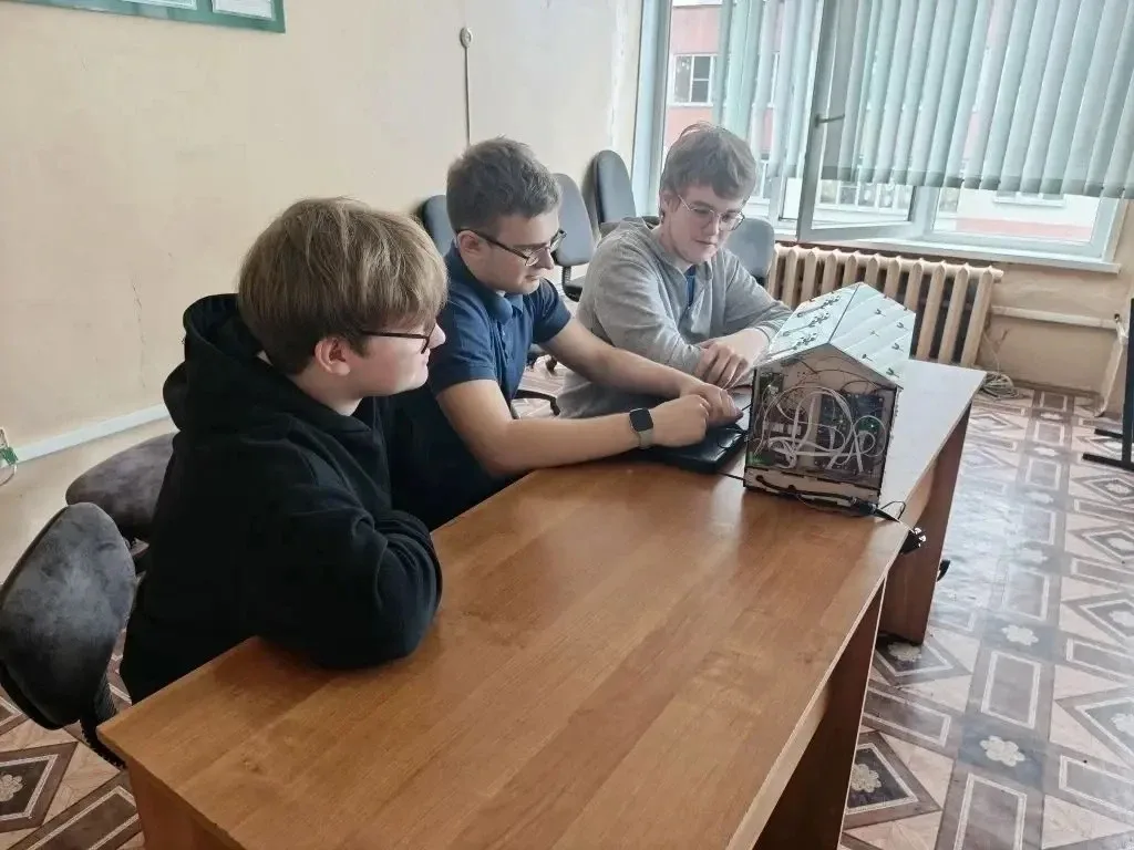 Киберферма — это не скучная теория, а реальный код и железо! 🤖🌱Ребята из 8 «В»  и 9 «В» только что п