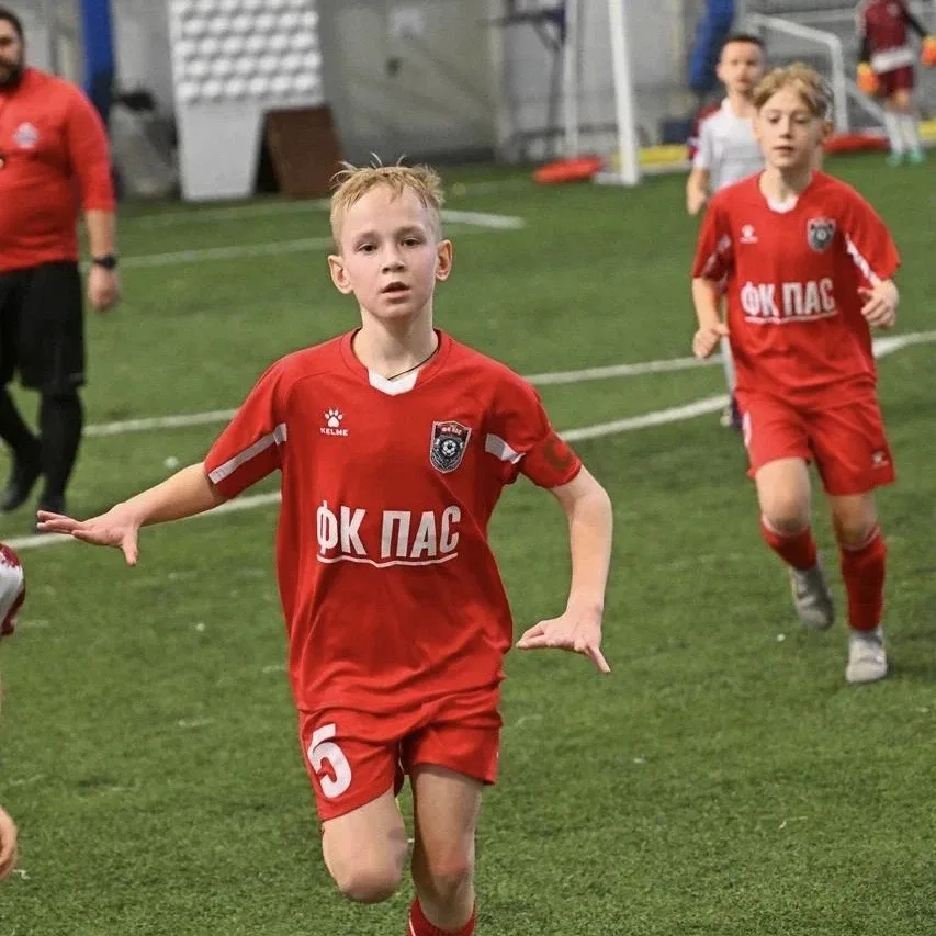 ⚽️ Все начинается с ФК «ПАС»!   Детский сад, школа – и первые шаги в футболе вместе с опытным тренер