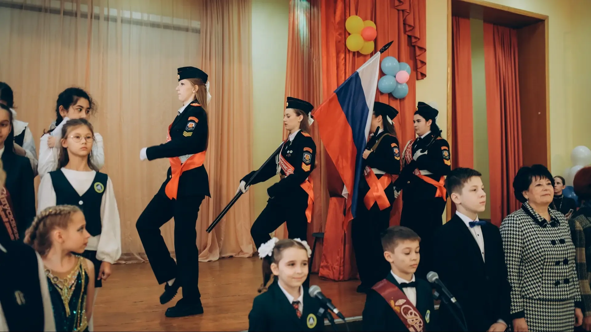 #НачальнаяШкола | Первый школьный выпускной 🎓  Во 2 корпусе нашей школы прошёл тёплый и радостный вы