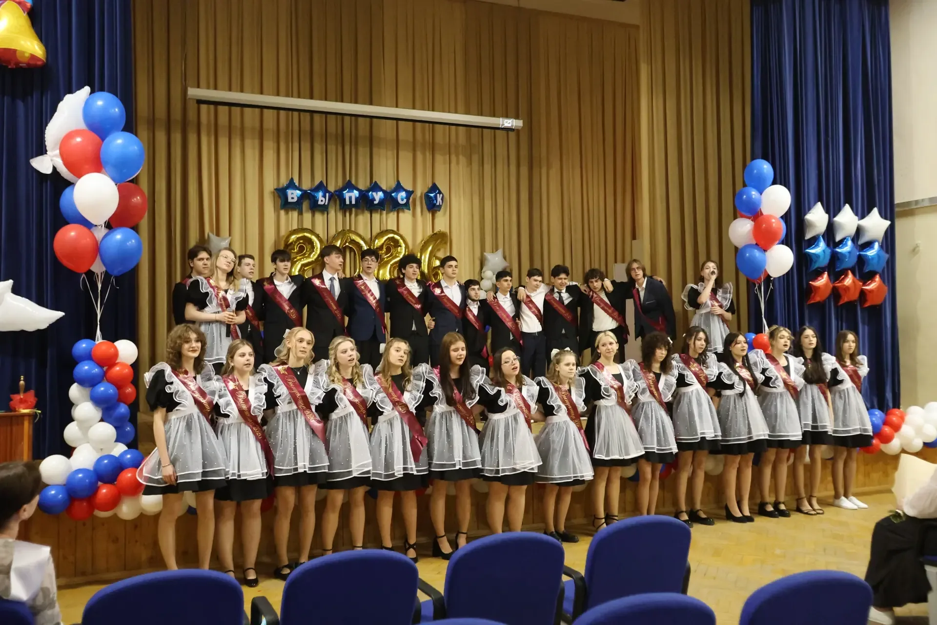 #ПоследнийЗвонок2026 | В добрый путь, выпускники! 🎓  На прошлой неделе в 10 корпусе нашей школы прош