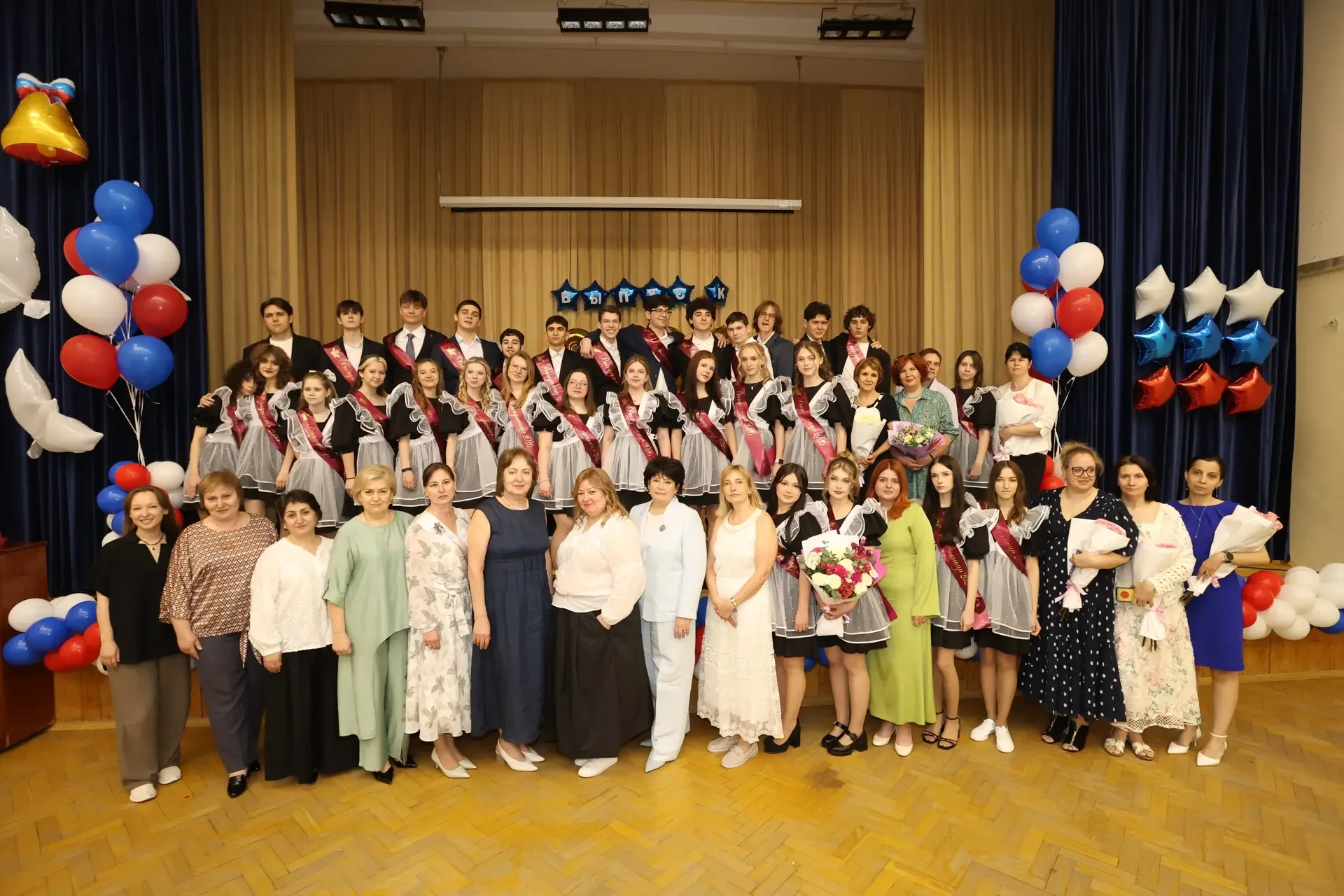 #ПоследнийЗвонок2026 | В добрый путь, выпускники! 🎓  На прошлой неделе в 10 корпусе нашей школы прош