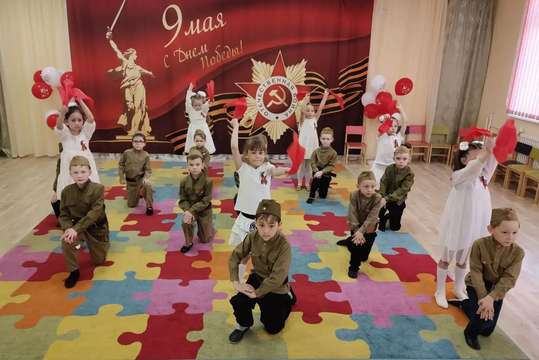 🇷🇺Как дошколята #ДО_Лучика праздновали День Победы  Старшие группы «Любознайки» и «Затейники» отмети
