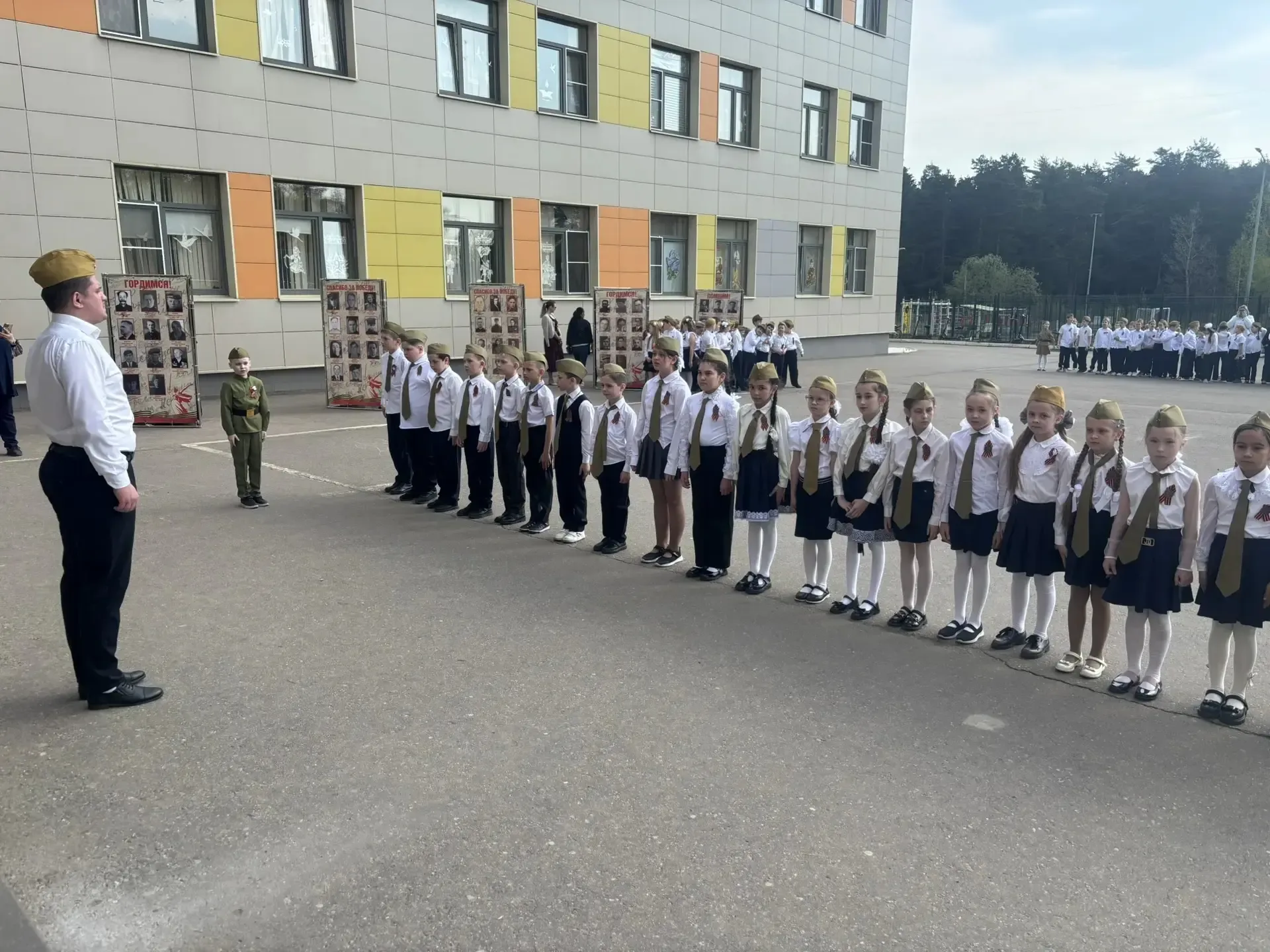 🇷🇺Правнуки Победы – строем марш!  Во 2 корпусе нашего образовательного центра прошел ежегодный смотр
