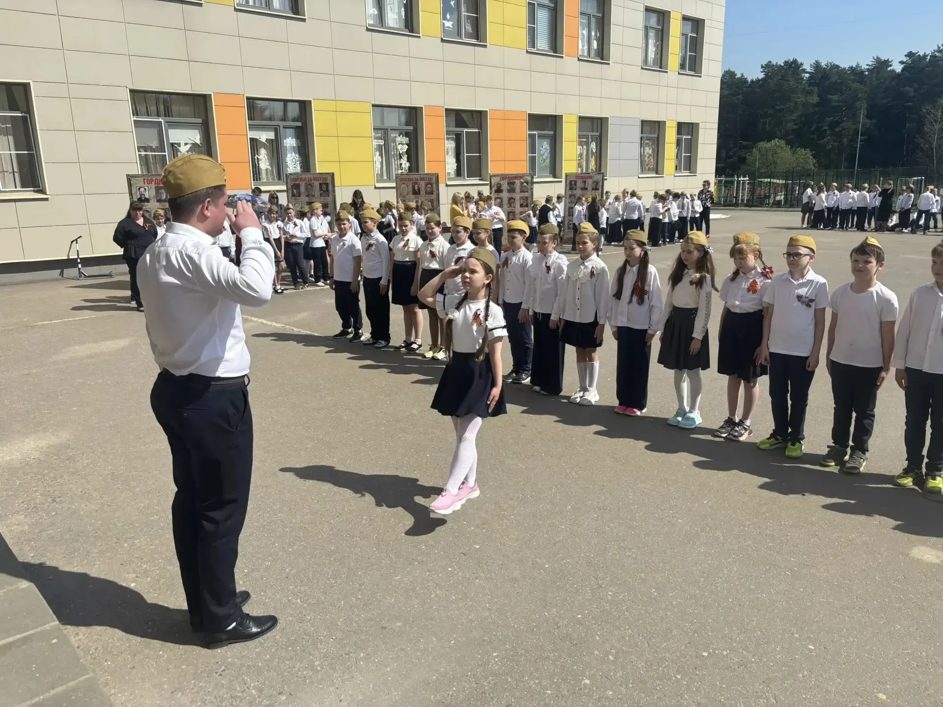 🇷🇺Правнуки Победы – строем марш!  Во 2 корпусе нашего образовательного центра прошел ежегодный смотр