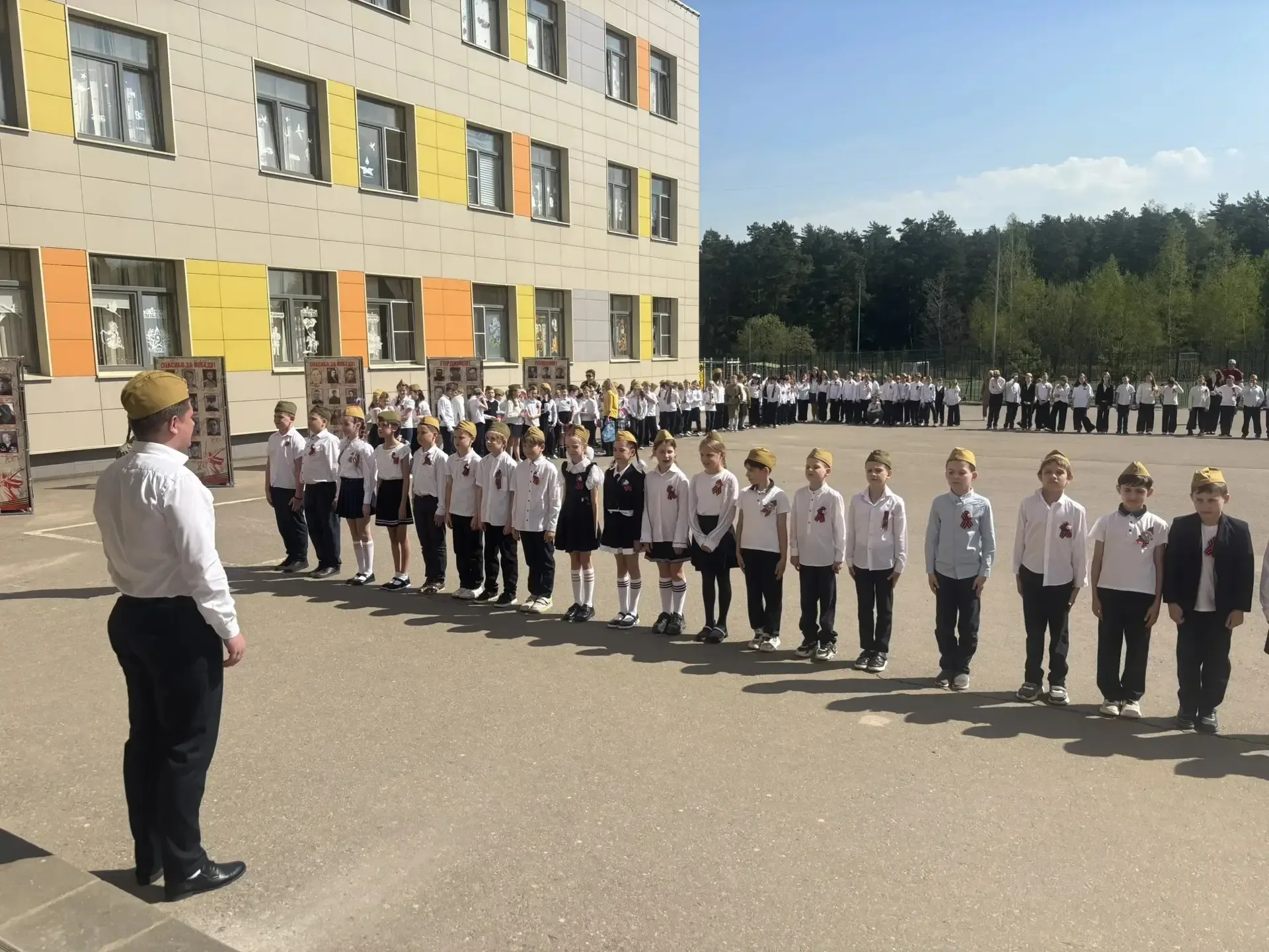 🇷🇺Правнуки Победы – строем марш!  Во 2 корпусе нашего образовательного центра прошел ежегодный смотр