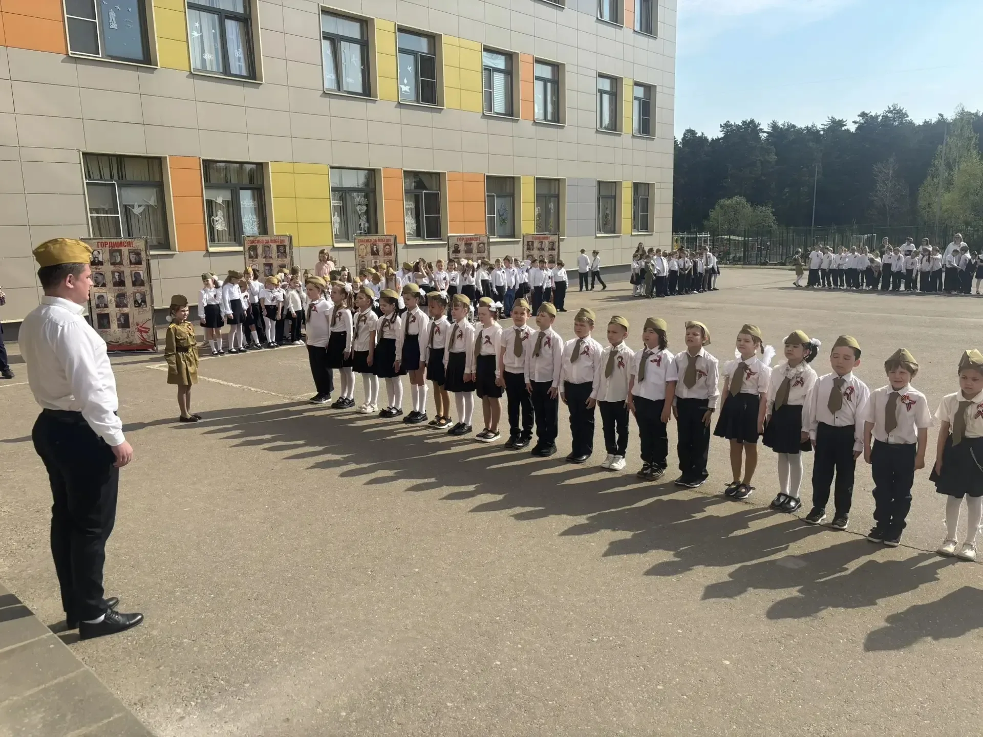 🇷🇺Правнуки Победы – строем марш!  Во 2 корпусе нашего образовательного центра прошел ежегодный смотр