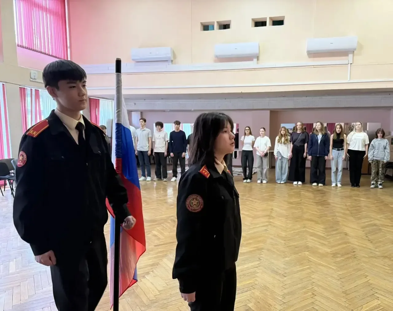 Торжественная церемония выноса Государственного флага: начало новой учебной недели 🇷🇺  Это не просто