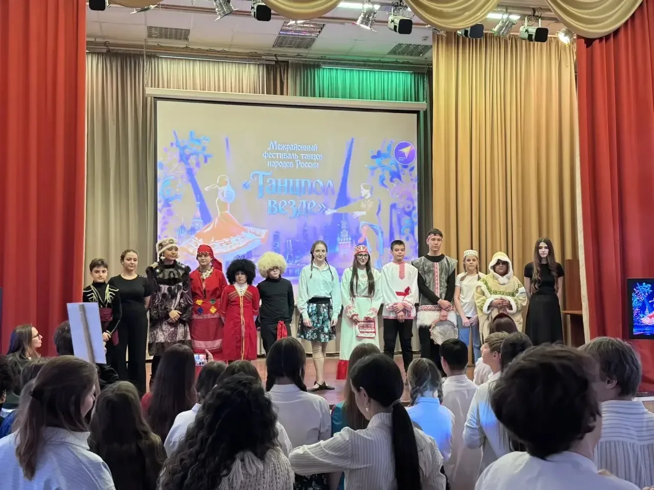 🔥 Межрайонный фестиваль «Танцы народов России» — это было невероятно ярко!  В этот день сцена превра