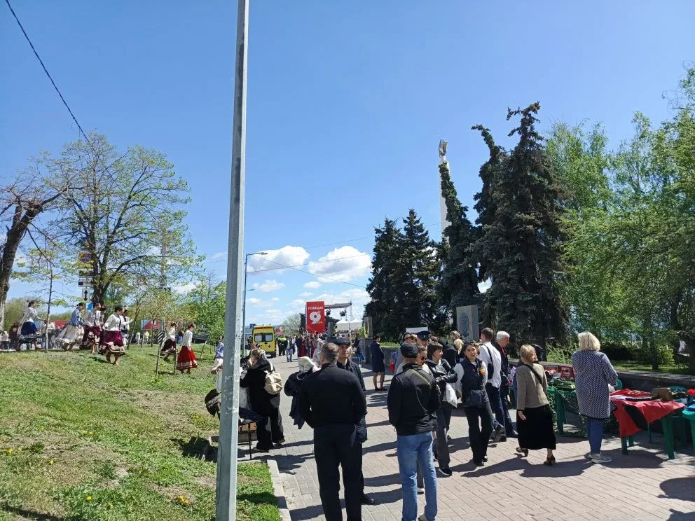 9 мая часть экспозиции школьного музея "Победы" была представлена на площади перед Дворцом творчеств