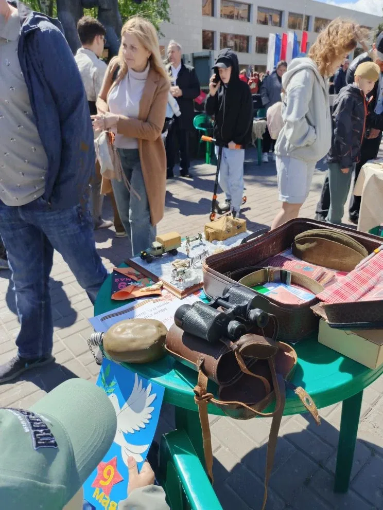 9 мая часть экспозиции школьного музея "Победы" была представлена на площади перед Дворцом творчеств