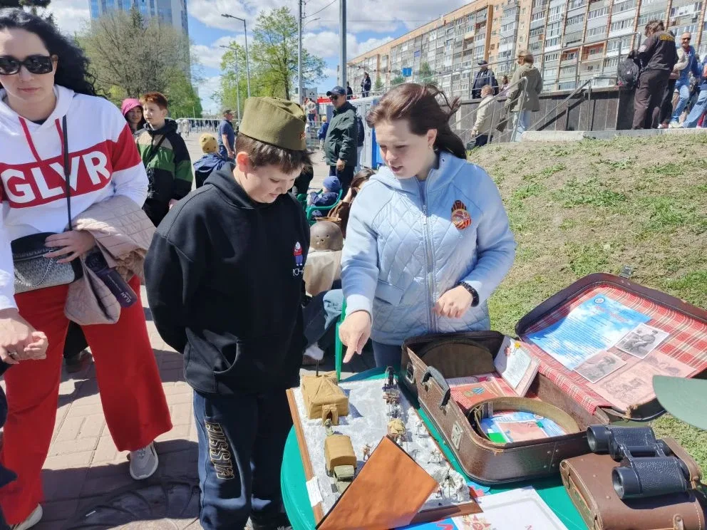 9 мая часть экспозиции школьного музея "Победы" была представлена на площади перед Дворцом творчеств