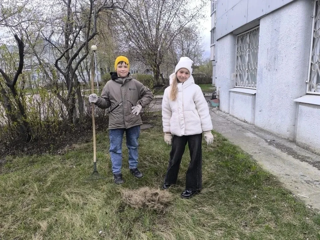 Ученики 3 б класса Волков Миша и Сомова Алиса решили провести субботник вокруг своего дома!!! Хороши