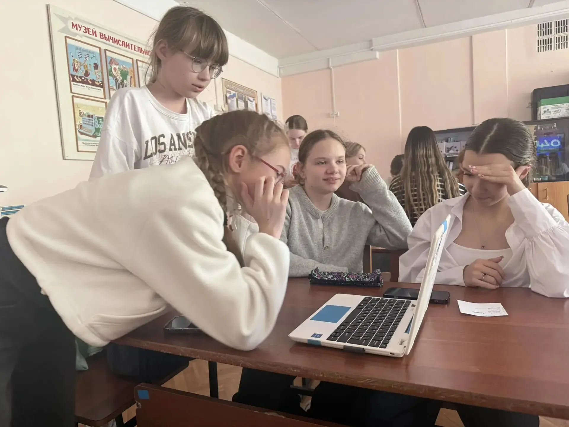 Поздравляем учащихся нашей школы с выходом в региональный финал Турнира Знание.Игра по викторинам ср