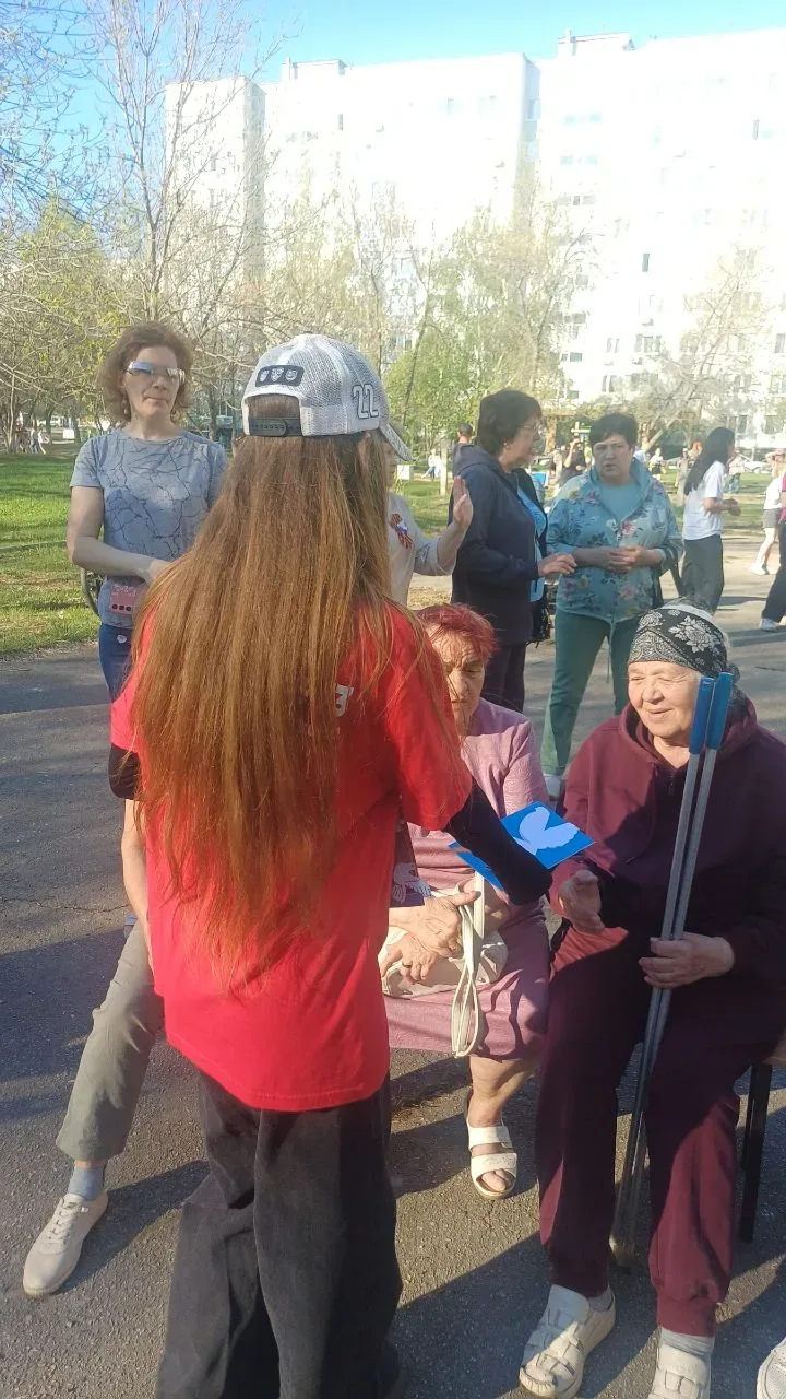 Ученики школы подготовили открытки, чтобы поздравить жителей района и города с Днем Победы! 🎗️ Откры
