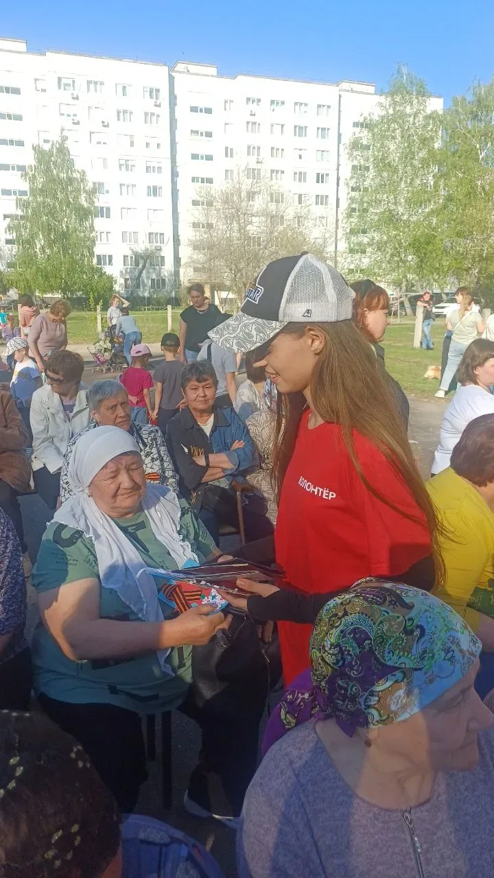 Ученики школы подготовили открытки, чтобы поздравить жителей района и города с Днем Победы! 🎗️ Откры