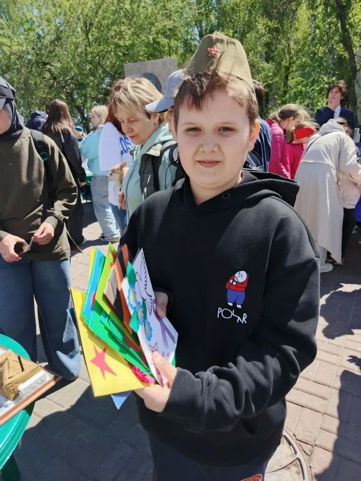 Ученики школы подготовили открытки, чтобы поздравить жителей района и города с Днем Победы! 🎗️ Откры