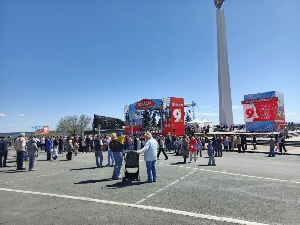 Ученики школы подготовили открытки, чтобы поздравить жителей района и города с Днем Победы! 🎗️ Откры