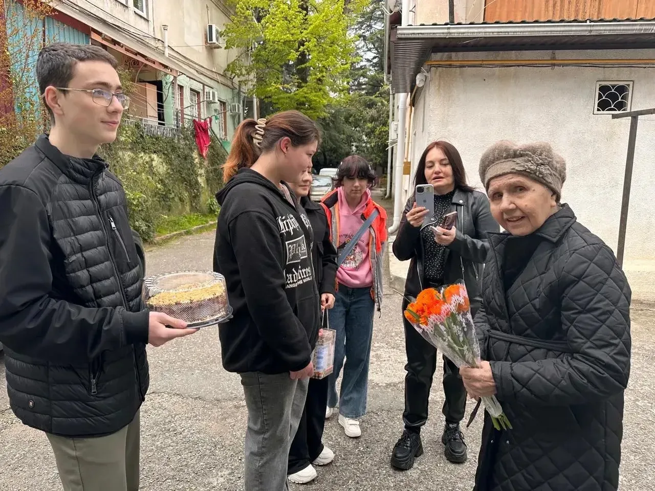 1 мая школьники поздравили с днём рождения ветерана — Щербакову Клавдию Ивановну 🎉  Ребята навестили