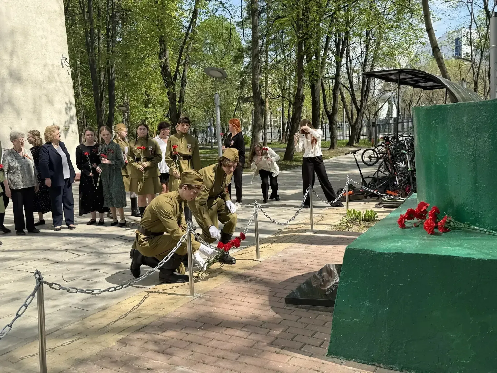 🕊 Бессмертный полк  📍 Новаторов, 28  🔗 О том, как это было, читайте в статье.  #ДОНМ #школа1514 #Рос