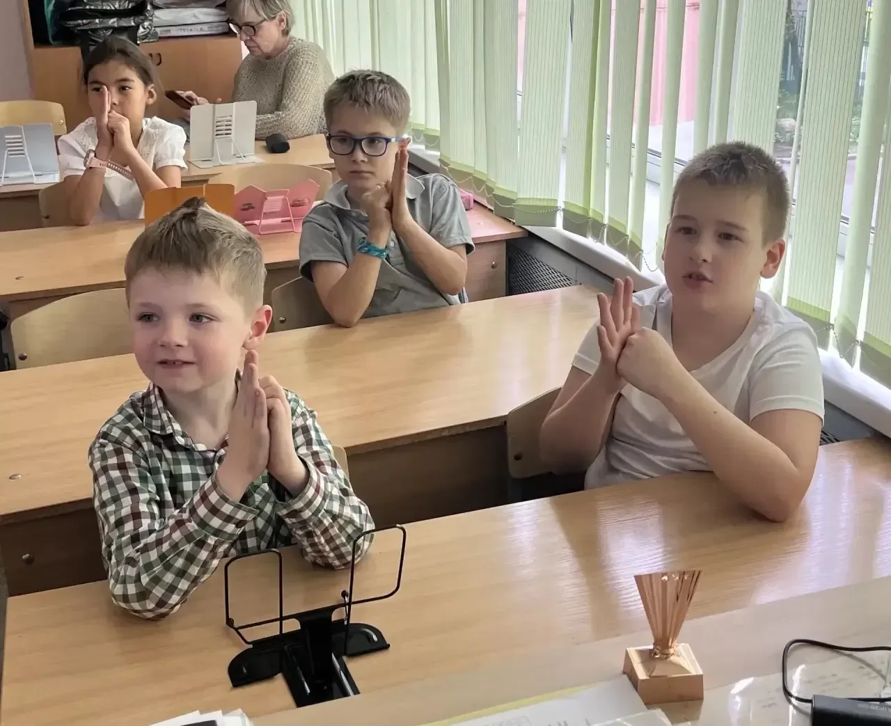 📻 День радио  📍 Новаторов, 20к3  🗣️ Первоклассники узнали об изобретении Александра Степановича Попо