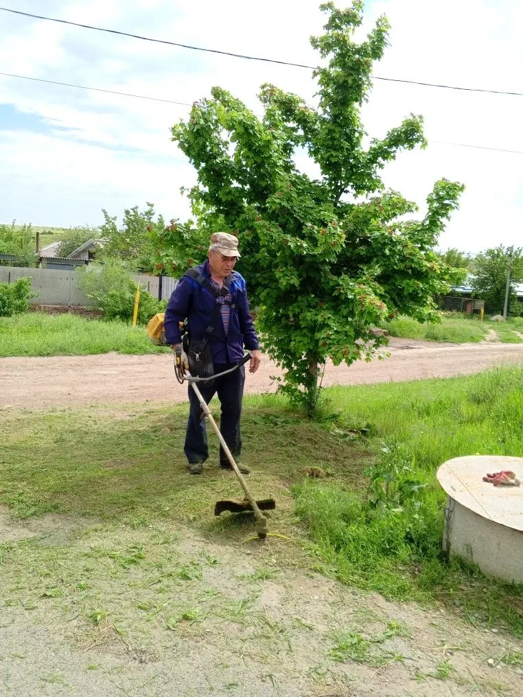 🌿 В Каменском районе ведется покос сорной растительности  ✅ Для поддержания надлежащего санитарного 