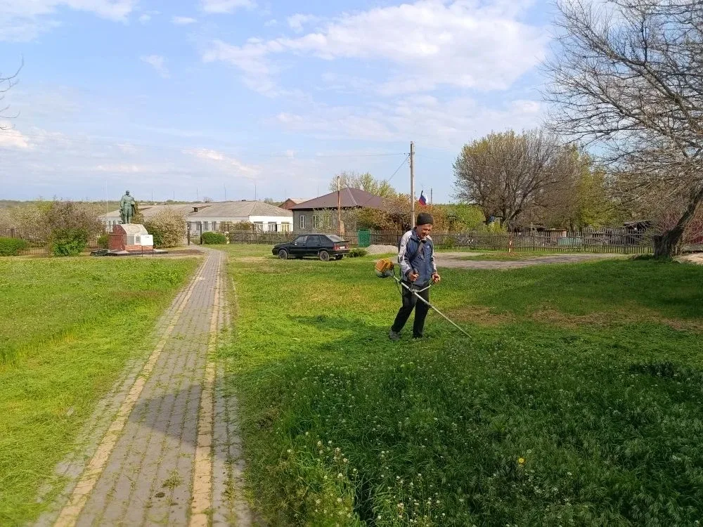 🌿 В Каменском районе ведется покос сорной растительности  ✅ Для поддержания надлежащего санитарного 