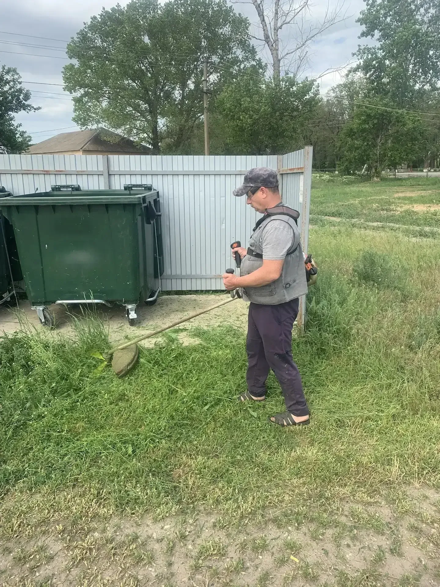 🌿 В Каменском районе ведется покос сорной растительности  ✅ Для поддержания надлежащего санитарного 