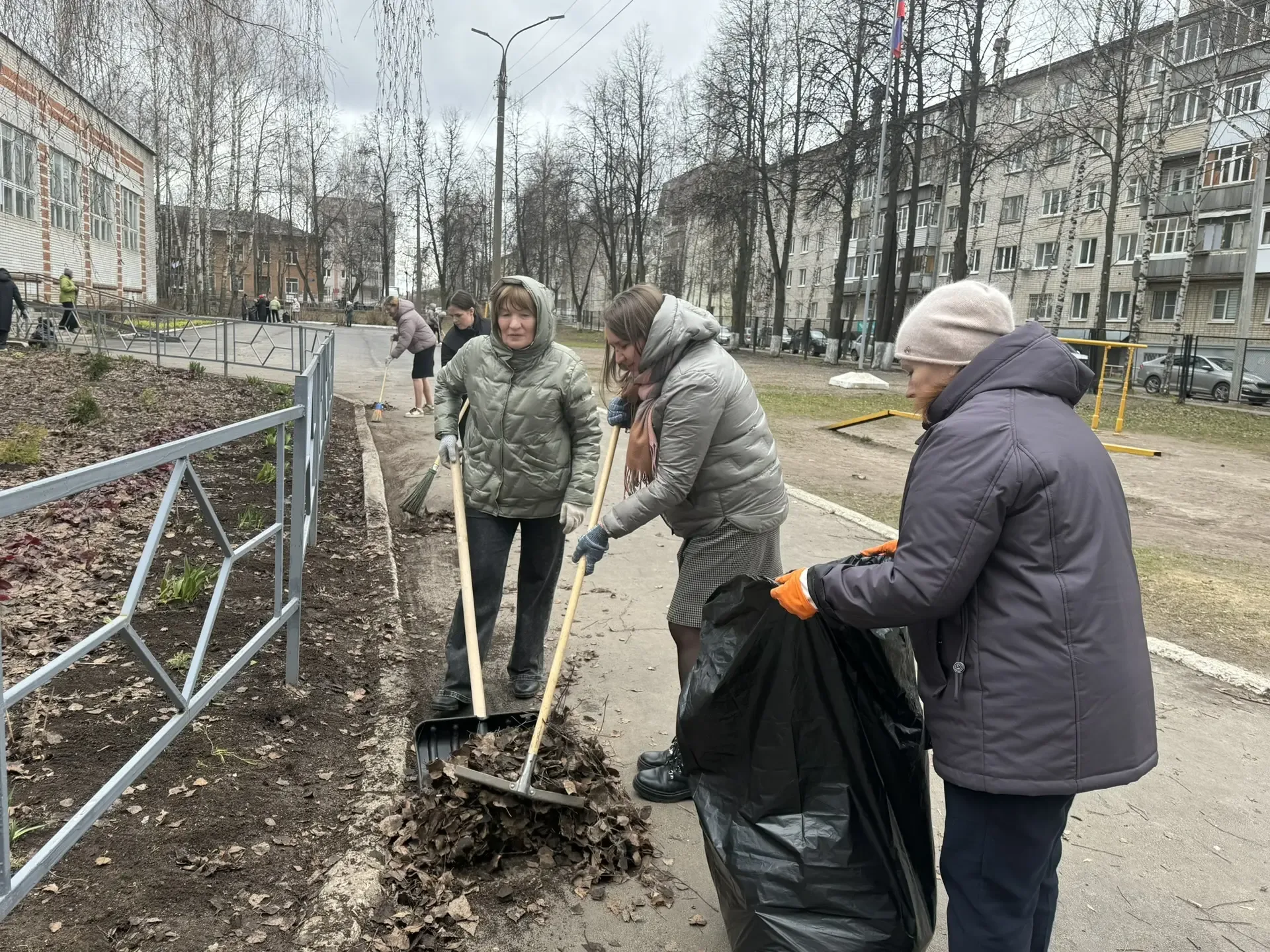 Субботник в любую погоду: вместе за чистоту и порядок!  Несмотря на погоду, педагоги и обучающиеся н