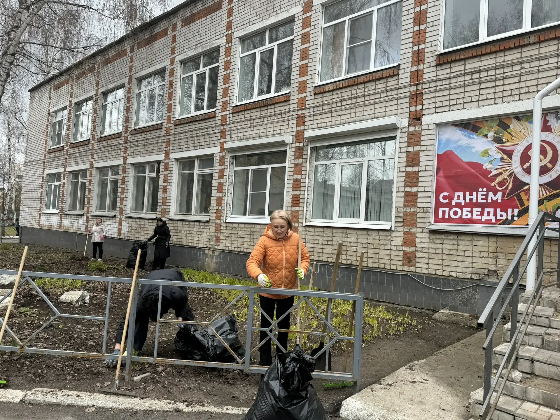 Субботник в любую погоду: вместе за чистоту и порядок!  Несмотря на погоду, педагоги и обучающиеся н