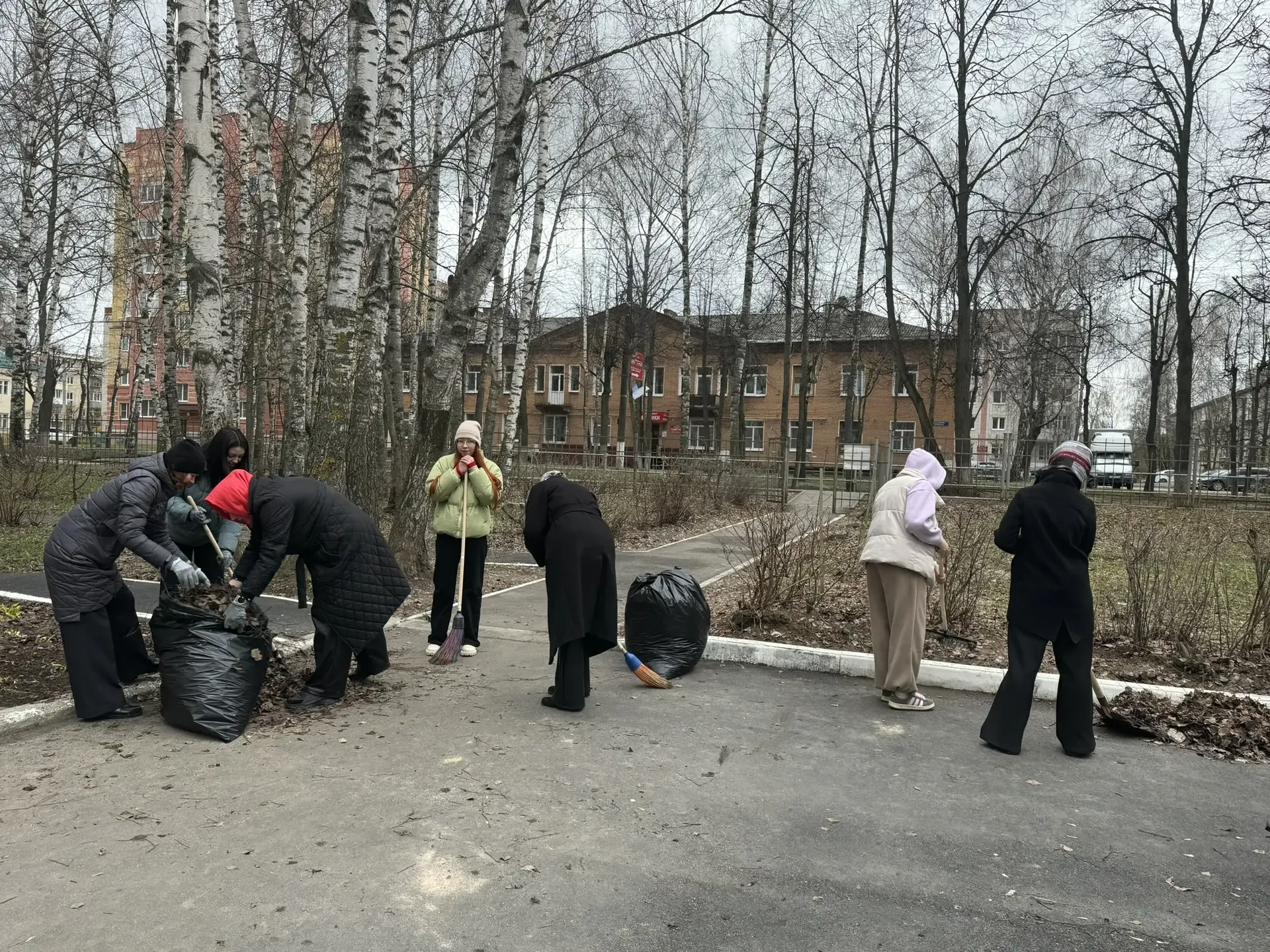 Субботник в любую погоду: вместе за чистоту и порядок!  Несмотря на погоду, педагоги и обучающиеся н