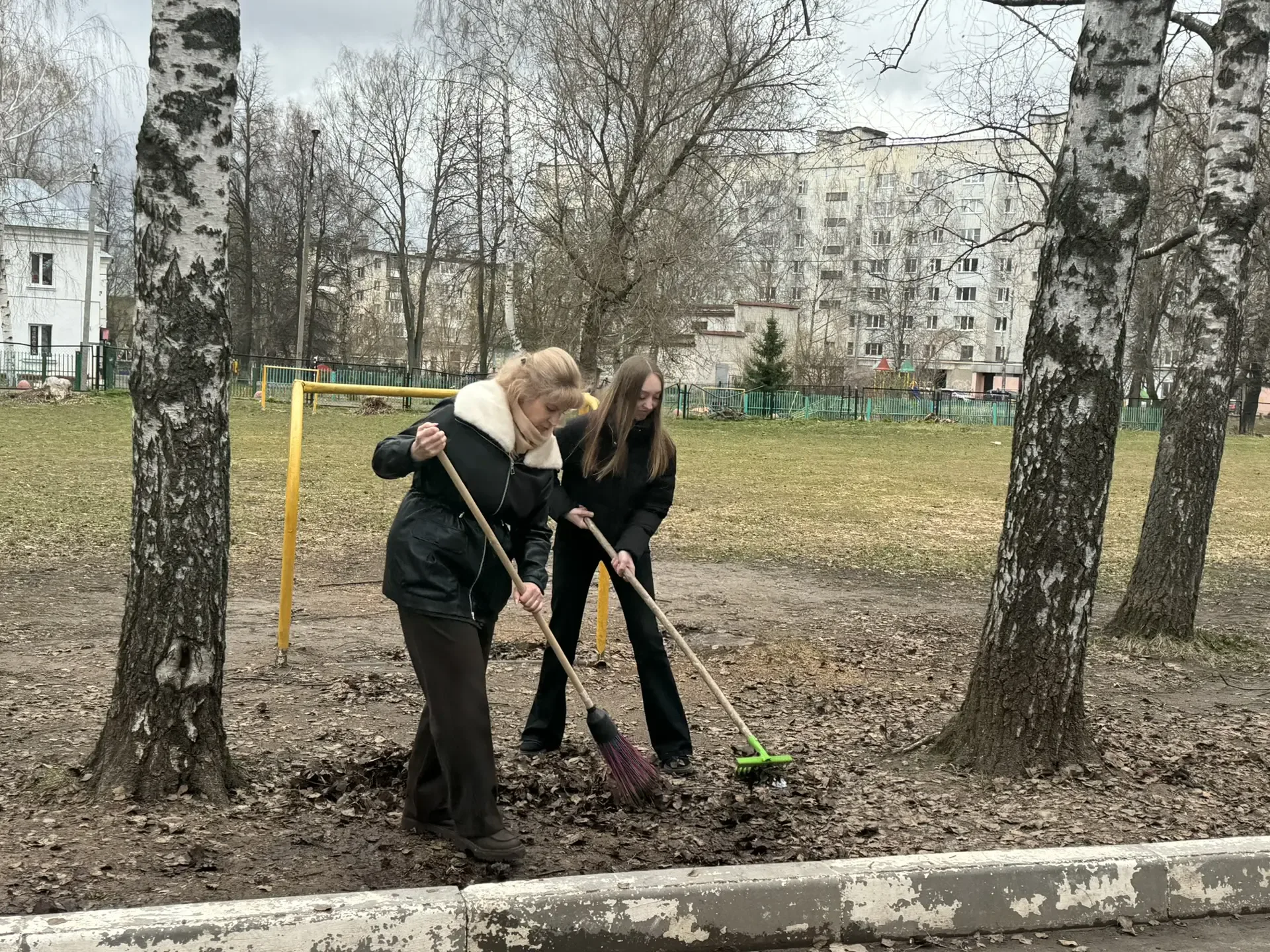 Субботник в любую погоду: вместе за чистоту и порядок!  Несмотря на погоду, педагоги и обучающиеся н