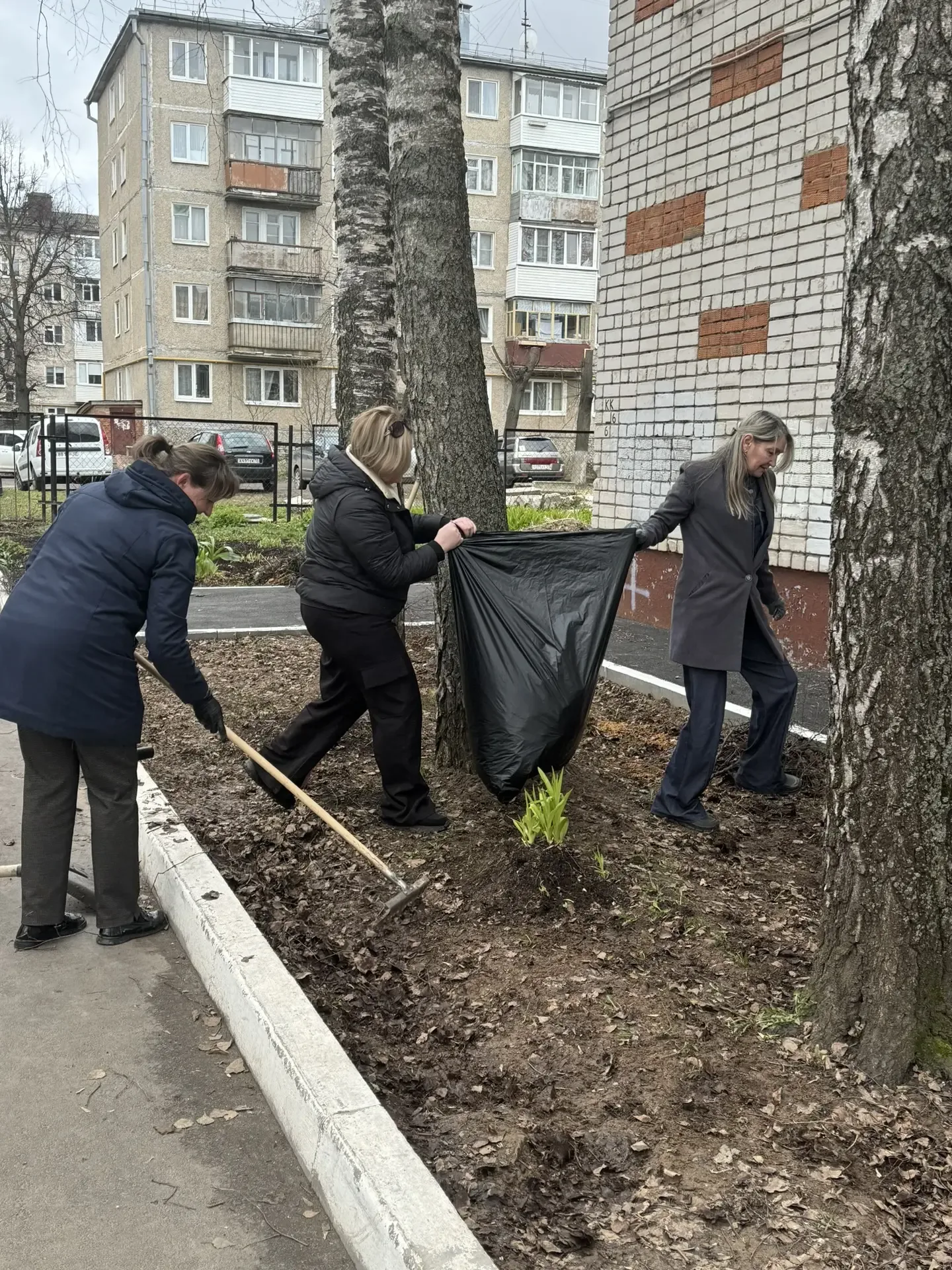 Субботник в любую погоду: вместе за чистоту и порядок!  Несмотря на погоду, педагоги и обучающиеся н