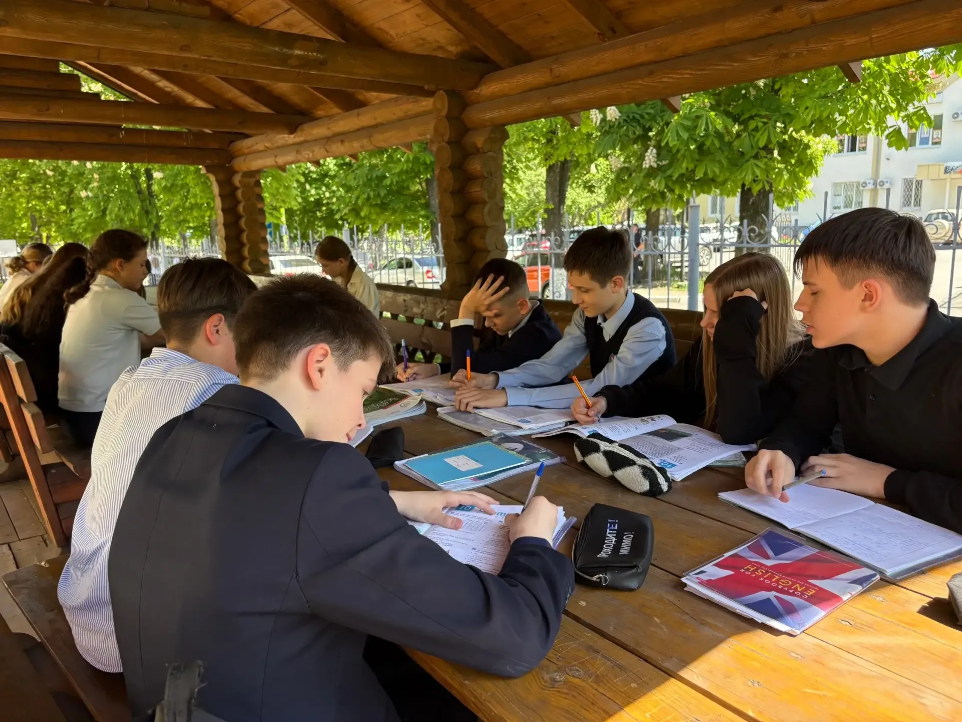Fresh English lesson 🍃   Вместо кабинета — зеленый класс: шелест листьев и свежий воздух.   Сегодня 