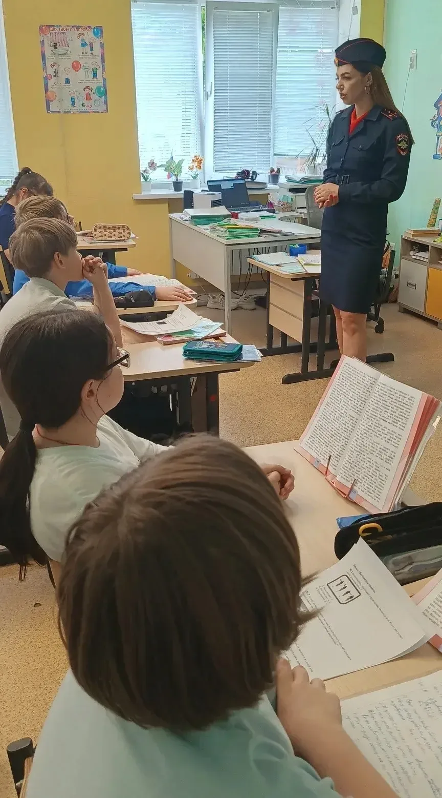 🛣️ Безопасная дорога начинается с тебя! В рамках Единого дня безопасности в гимназии прошли мероприя