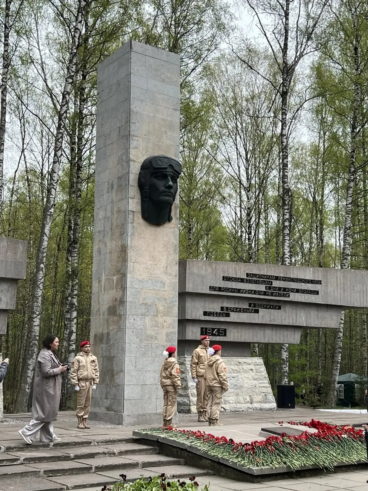 ДЕНЬ ПОБЕДЫ Участие волонтёрского отряда в акции «Памяти павших будьте достойны»   7 мая ученики 8 к