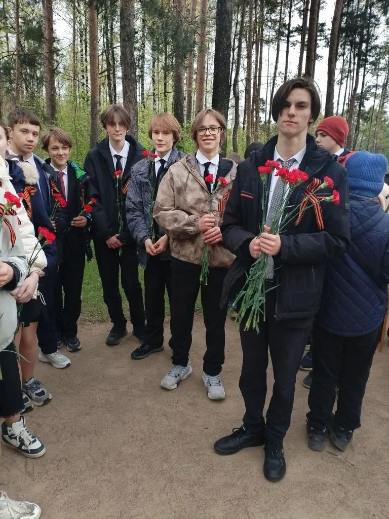 ДЕНЬ ПОБЕДЫ Участие волонтёрского отряда в акции «Памяти павших будьте достойны»   7 мая ученики 8 к