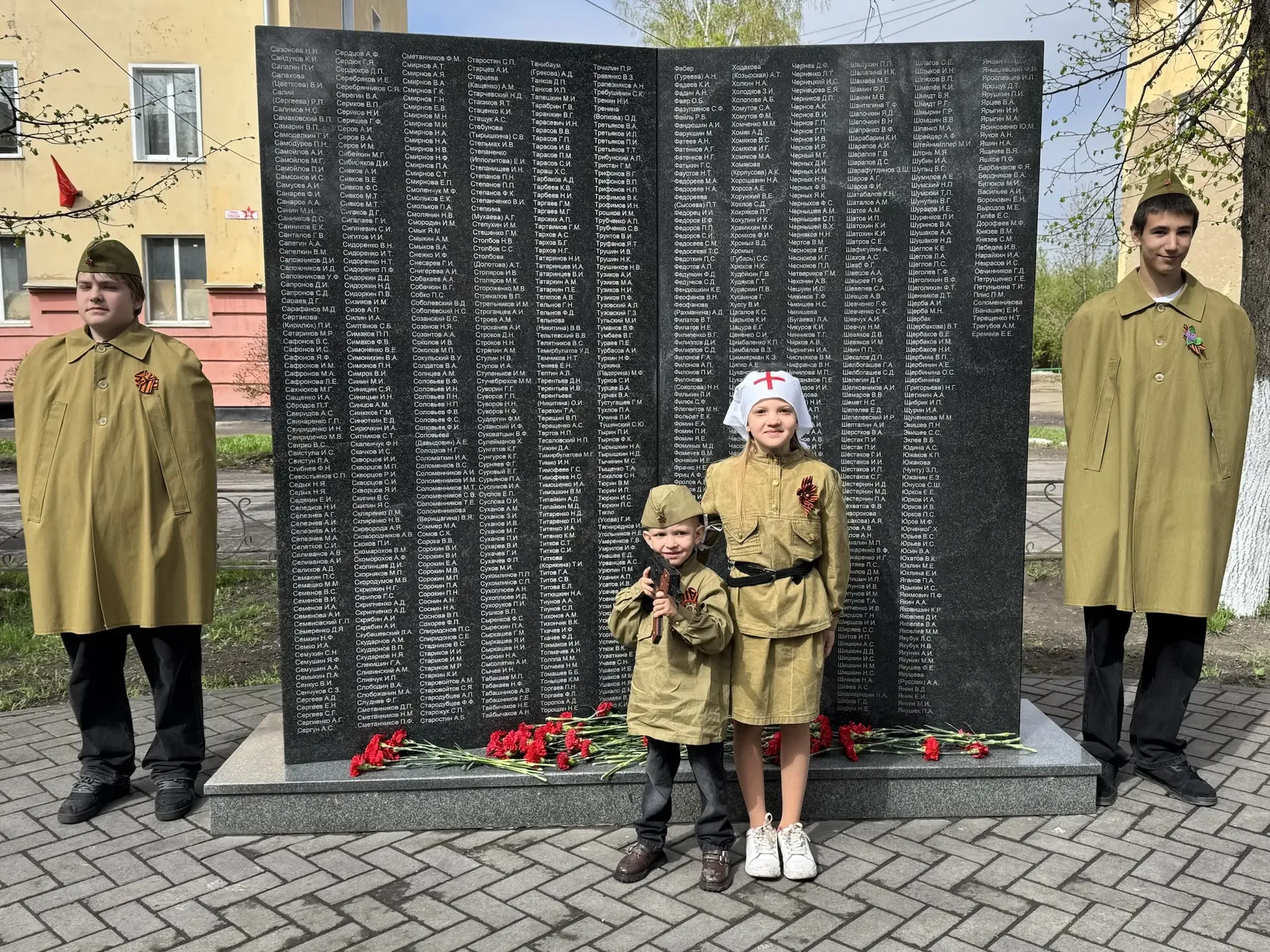 ВАХТА ПАМЯТИ 🇷🇺  Вчера учащиеся 8-х классов нашей школы приняли участие в торжественном мероприятии 