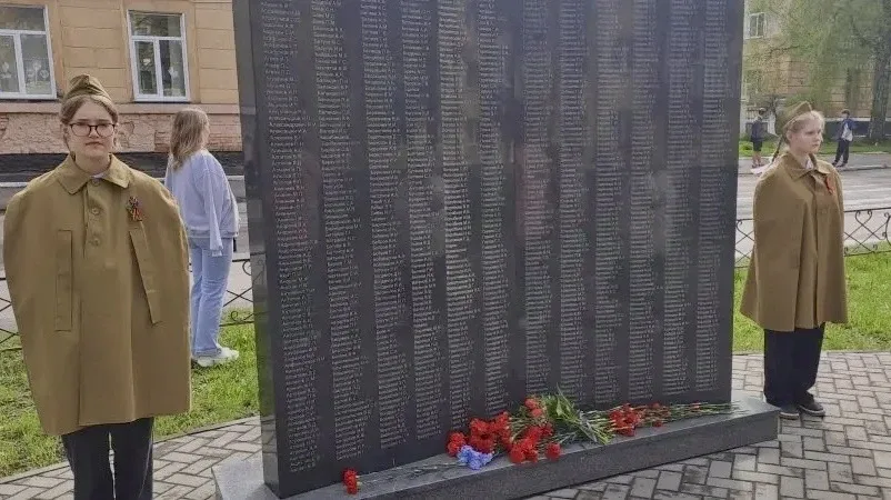ВАХТА ПАМЯТИ 🇷🇺  Вчера учащиеся 8-х классов нашей школы приняли участие в торжественном мероприятии 